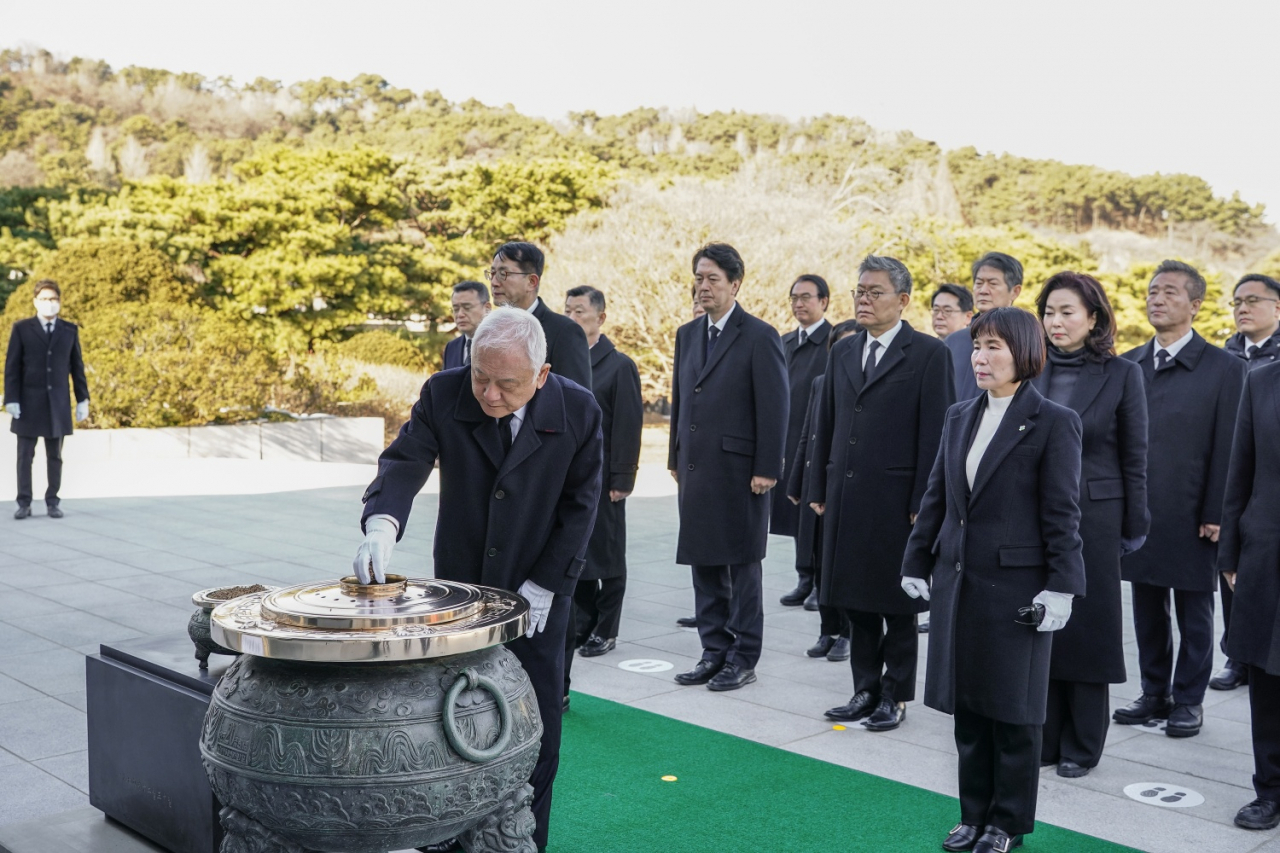 김한길 국민통합위원장이 2일 서울 동작구 국립서울현충원을 찾아 참배하고 있다. [연합]