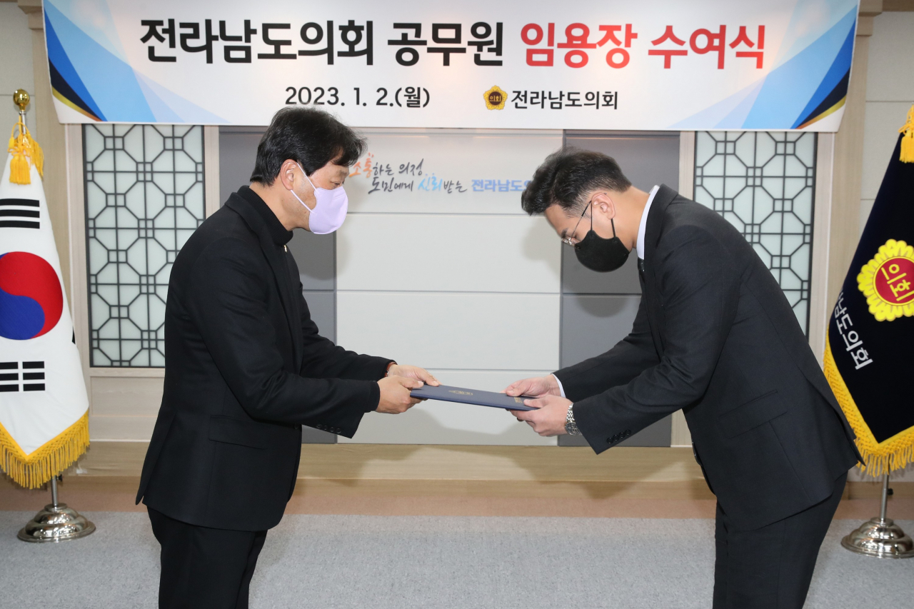 정책지원에게 임용장을 수여하고 있는 서동욱의장