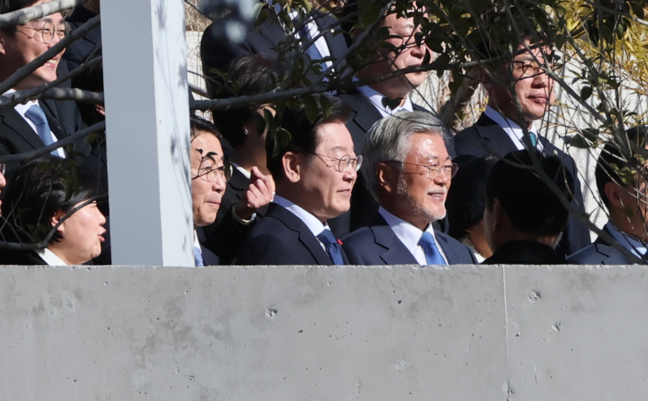 문재인 전 대통령과 이재명 더불어민주당 대표 등이 2일 경남 양산시 하북면 평산마을 문 전 대통령 사저에서 단체 사진 촬영을 하고 있다. [연합]