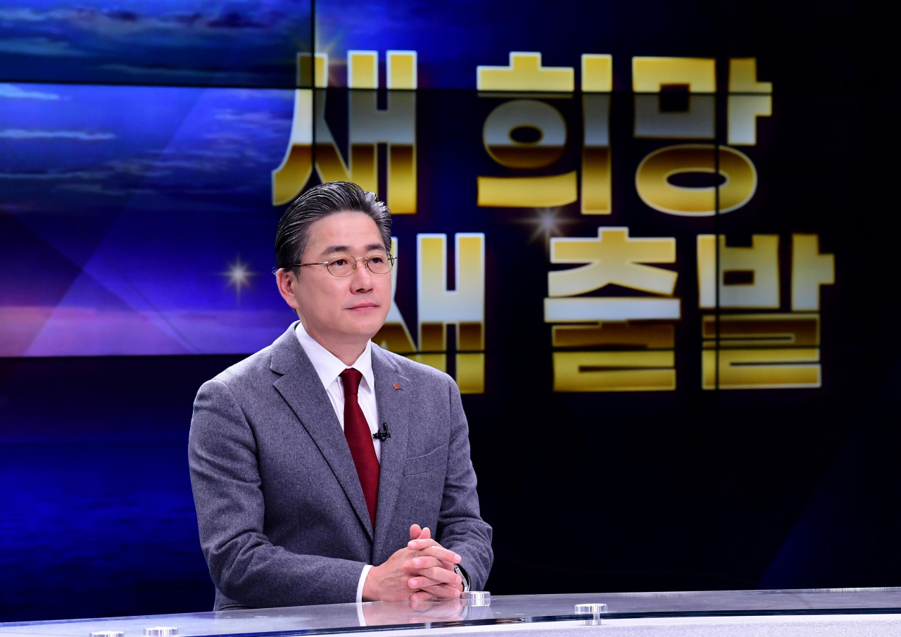 정승일 한국전력 사장이 2일 사내 방송을 통해 신년사 하고 있다. [연합]