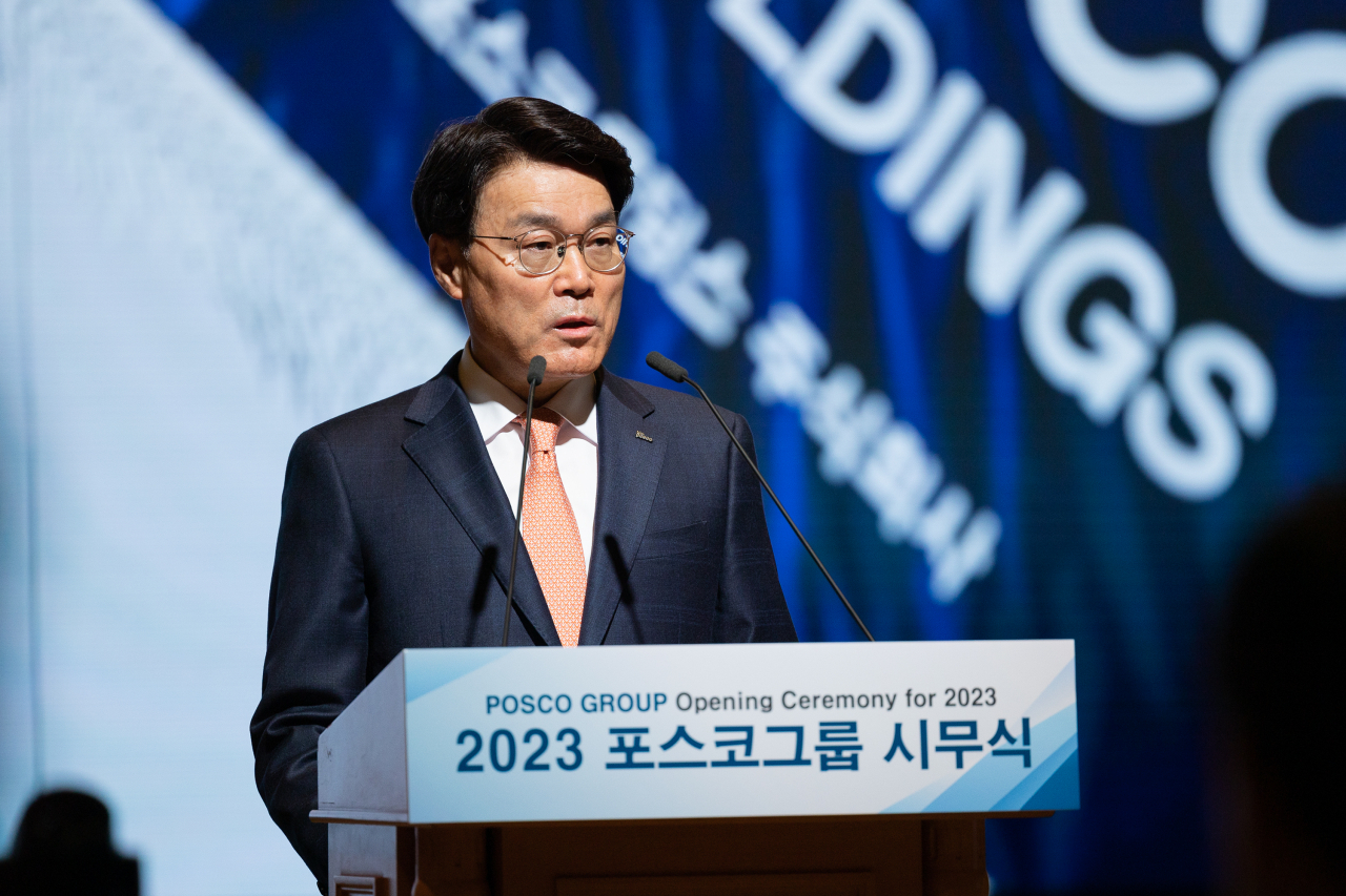최정우 포스코그룹 회장이 2일 포스코센터에서 열린 '2023년 포스코그룹 시무식'에서 신년사를 하고 있다. [포스코그룹 제공]
