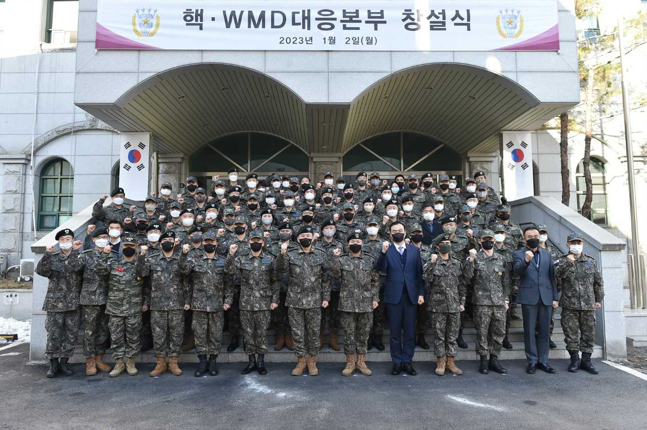 2일 합동참모본부에서 거행한 핵·WMD대응본부 창설식에서 김승겸 합참의장과 핵·WMD대응본부 장병들의 결의를 다지며 기념촬영을 하고 있다. [합참 제공]