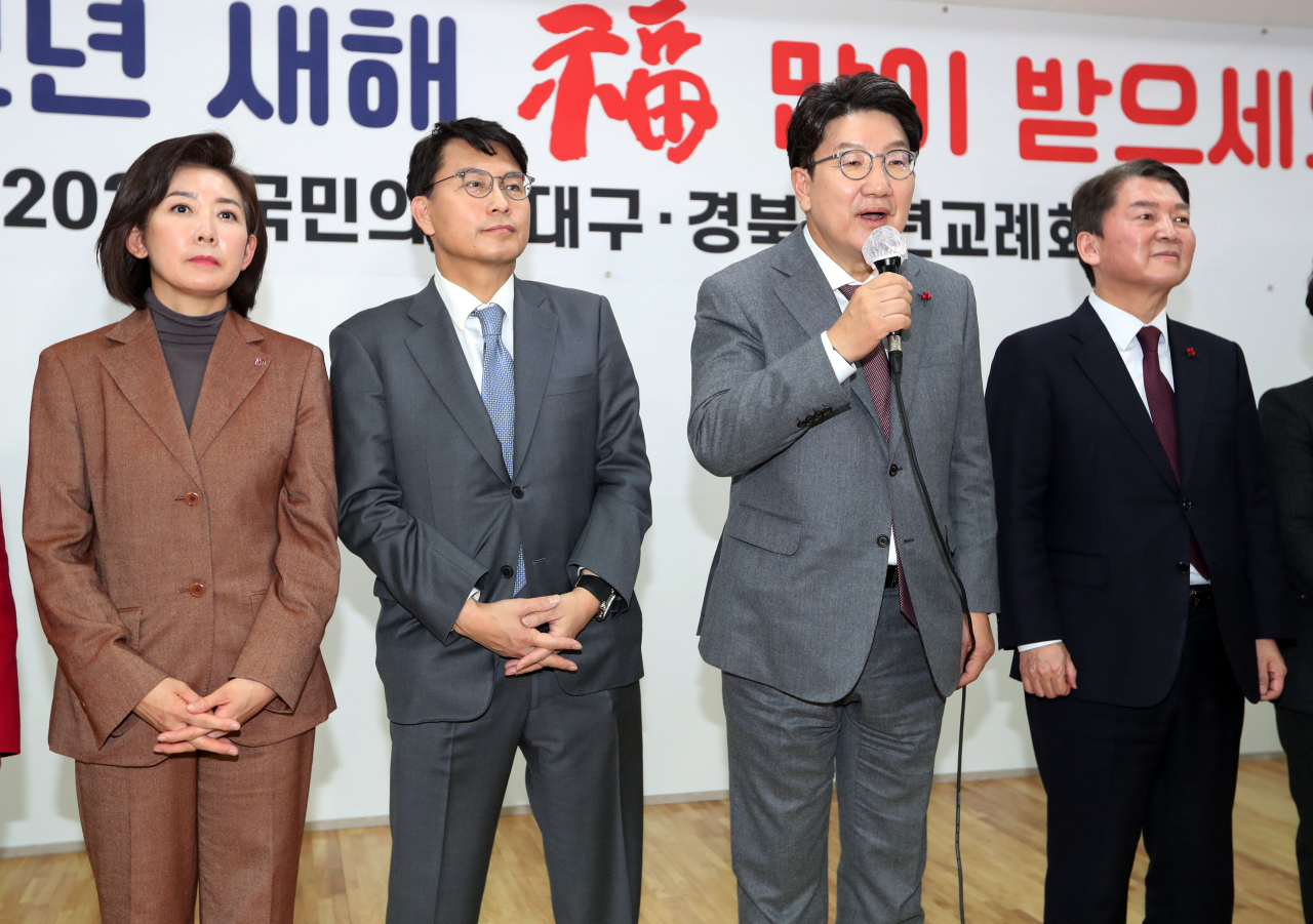 2일 오후 국민의힘 대구시당에서 열린 2023년 국민의힘 대구·경북 신년교례회에 참석한 나경원 전 의원(왼쪽부터)과 윤상현 의원, 권성동 의원, 안철수 의원이 당원들에게 인사하고 있다. [연합]