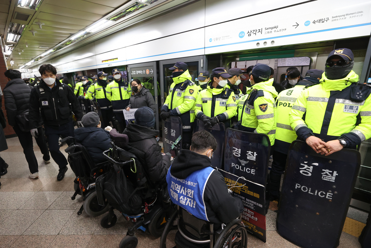 전국장애인차별철폐연대(전장연) 회원들이 2일 오전 서울 지하철 4호선 삼각지역 승강장에서 지하철 탑승을 시도하는 가운데 경찰이 배치돼 있다. [연합]