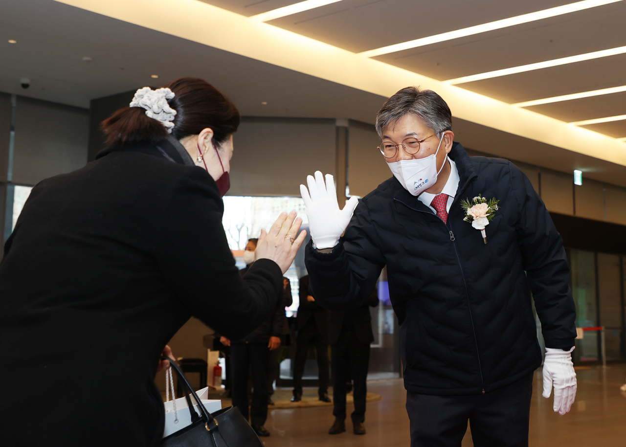 황병우 DGB대구은행이 2일 출근하는 직원들과 인사를 나누고 있다.[대구은행 제공]