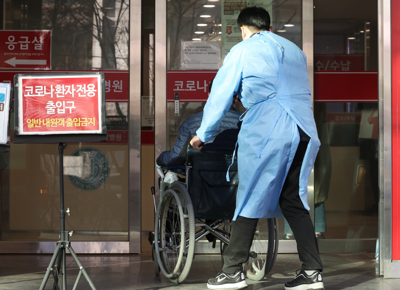 코로나19 위중증 환자 수가 좀처럼 줄지 않고 높은 수준을 유지하고 있다. 중앙방역대책본부에 따르면 2일 0시 기준 코로나19로 입원 중인 위중증 환자 수는 637명으로, 오미크론 유행기 이후 8개월여 만에 가장 많은 숫자다. 이날 오후 코로나19 거점 전담병원인 광진구 혜민병원 출입구가 드나드는 환자로 분주해 보인다. [연합]