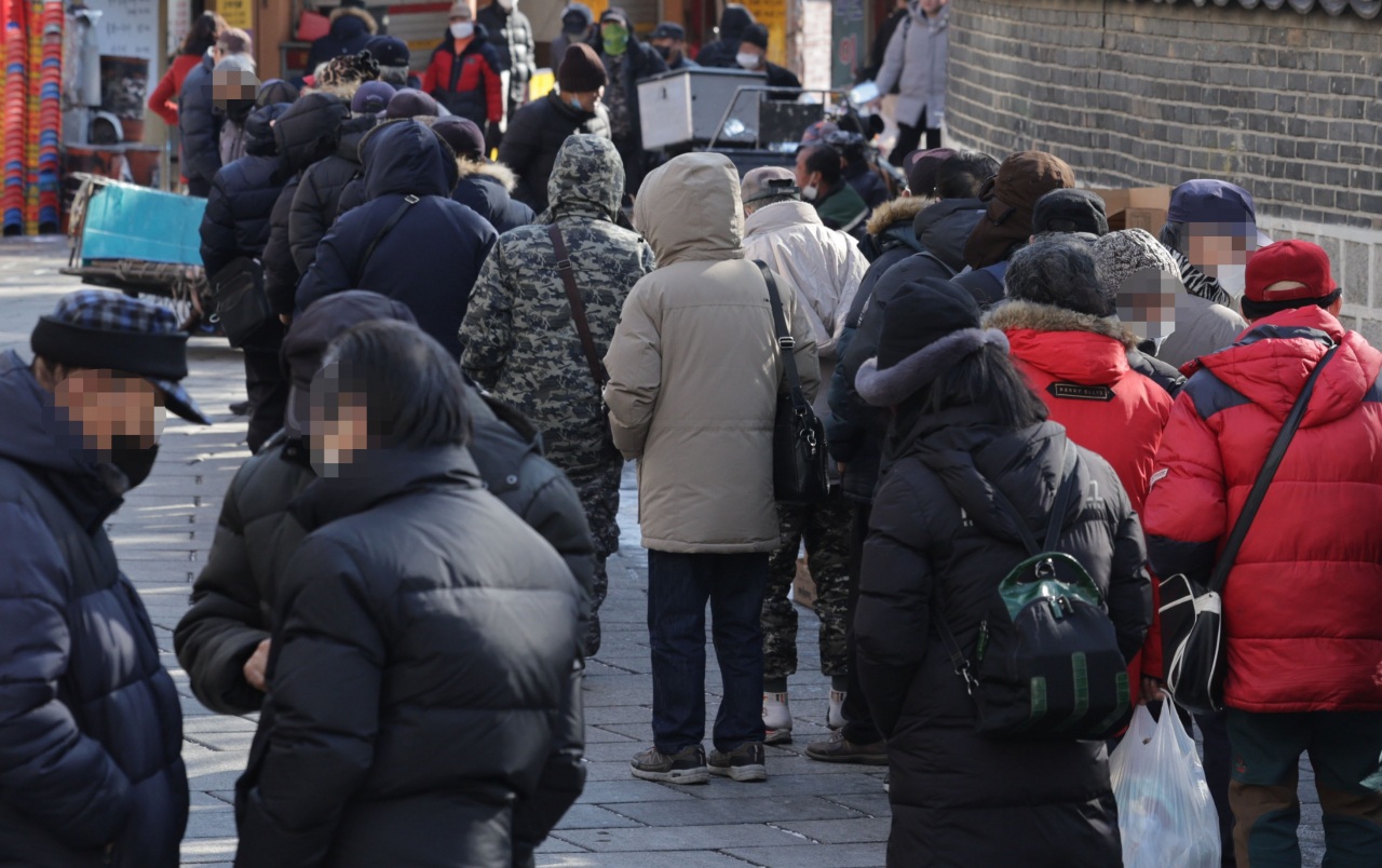 28일 서울 종로구 탑골공원 인근 원각사 노인무료급식소. [연합]