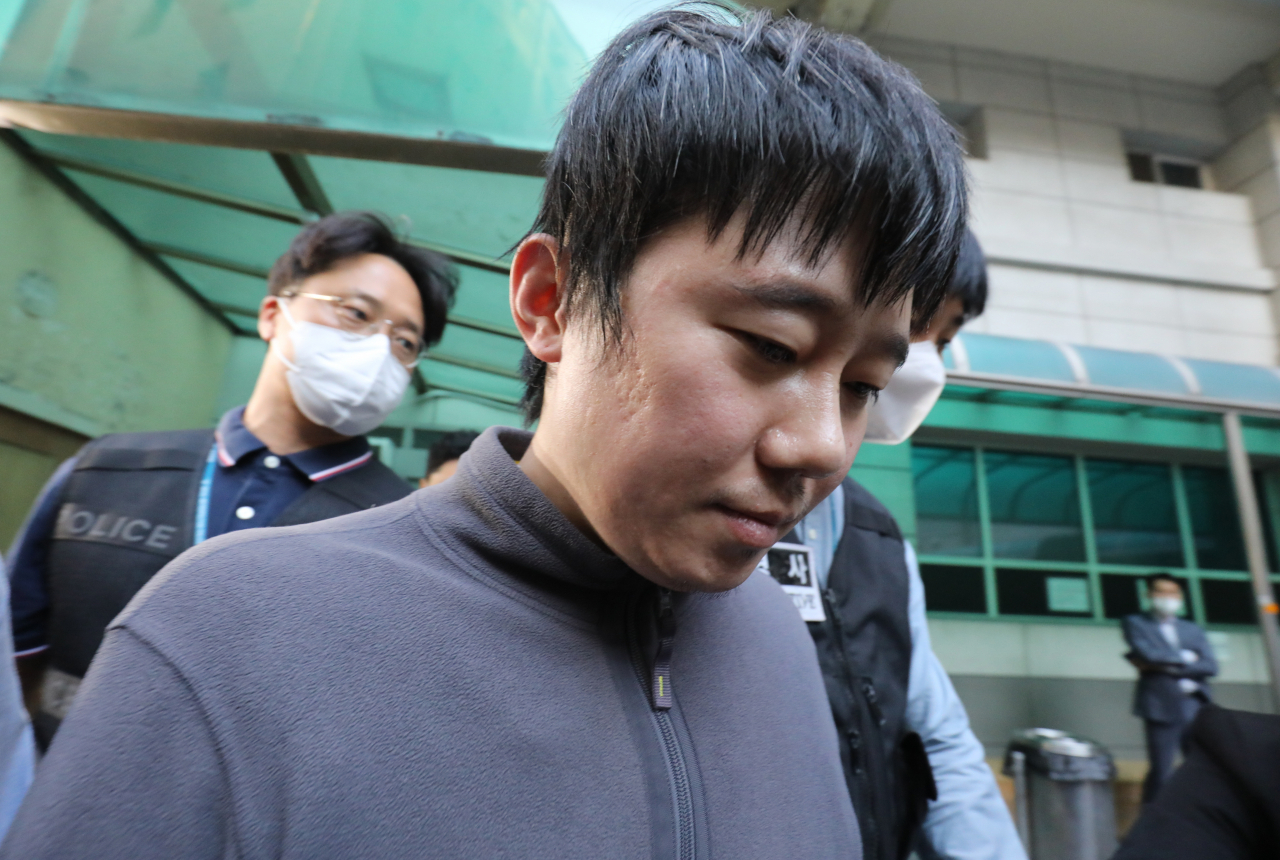 서울 지하철 2호선 신당역 동료 역무원 살해 피의자 전주환이 21일 서울 중구 남대문경찰서에서 검찰로 송치되고 있다. 임세준 기자
