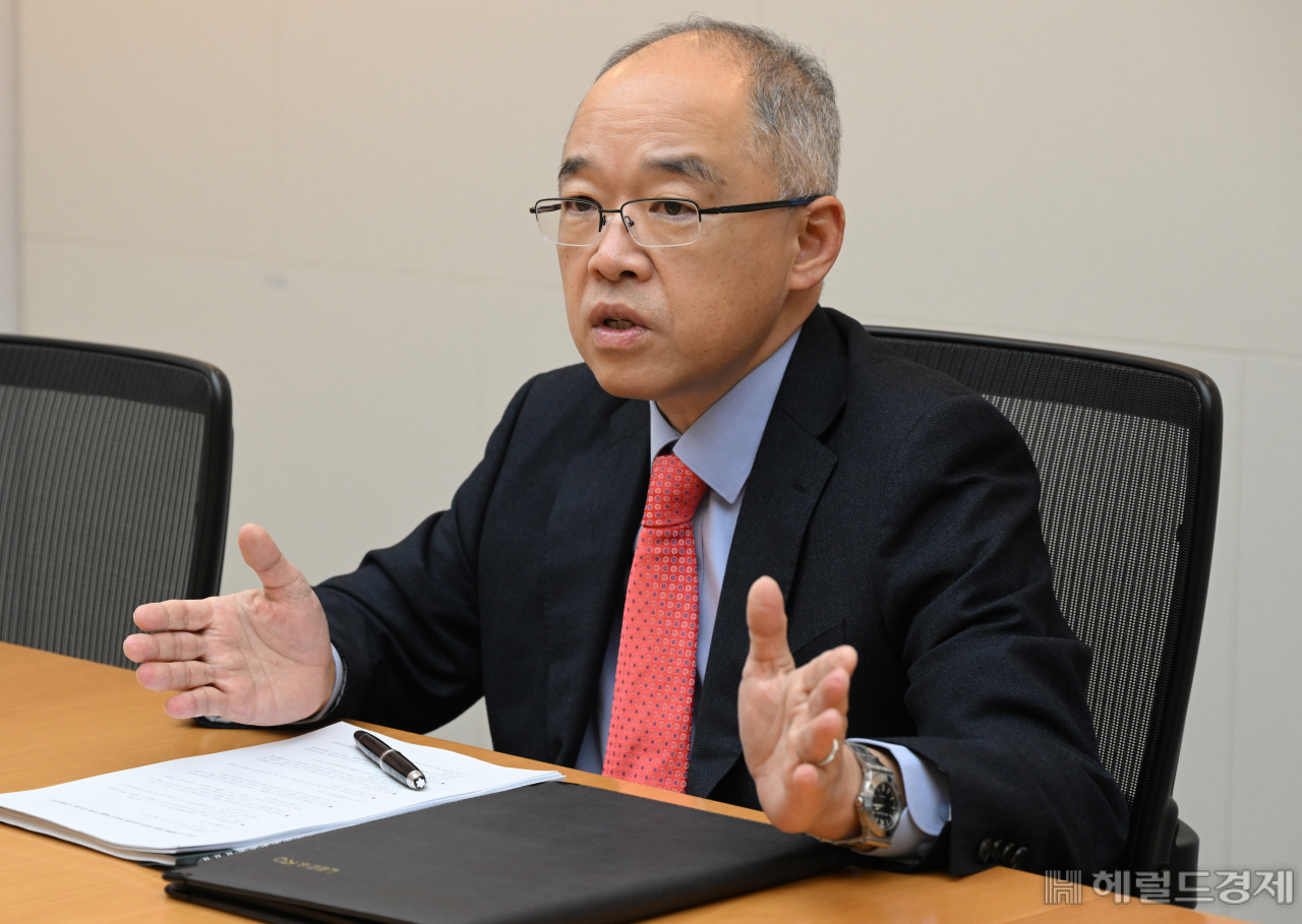 법무법인 광장 디지털헬스팀장 정진환 변호사가 28일 서울 중구 광장 사무실에서 AI 기반 SaMD 기업의 자문 사례에 대해 설명하고 있다. 임세준 기자