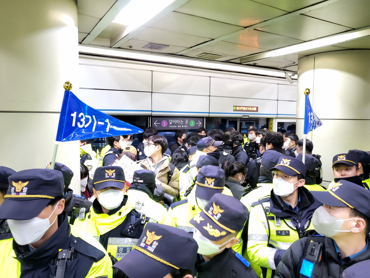 3일 오전 9시께 서울지하철 4호선 동대문역사문화공원역에서 전국장애인차별철폐연대(전장연) 회원들이 지하철 탑승을 시도하는 가운데 경찰이 배치돼 있다. 박혜원 기자