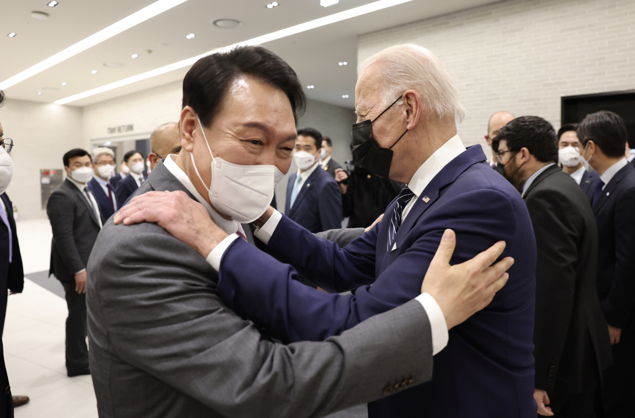 대통령실은 3일 조 바이든 미국 대통령이 한국과 공동 핵 연습을 논의하지 않고 있다는 입장을 밝힌 것과 관련 한미가 북핵 대응을 위해 미 핵전력 공동기획·공동실행 방안을 논의중이라고 밝혔다. 2022년 5월 경기 평택 삼성전자 반도체공장을 함께 찾은 윤석열 대통령과 바이든 대통령이 포옹하고 있다. [연합]