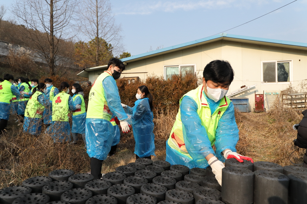 에스디바이오센서 직원들이 저소득층의 따뜻한 겨울나기를 위해 사랑의열매와 함께 동절기 필요한 연탄을 전달했다.