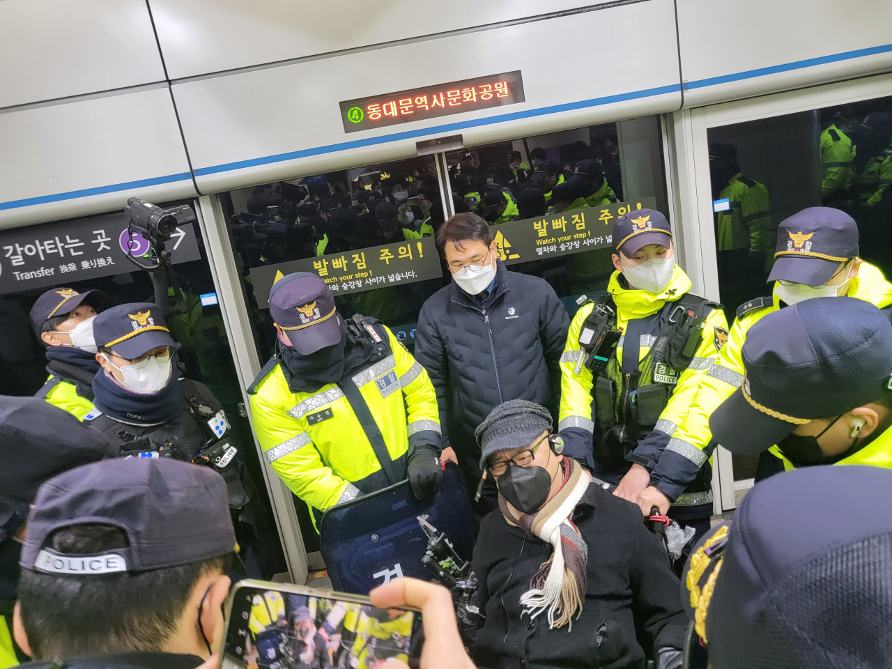 3일 오전 10시께 서울지하철 4호선 동대문역사문화공원역에서 전국장애인차별철폐연대(전장연) 회원들이 지하철 탑승을 시도하는 가운데 경찰이 배치돼 있다. 박혜원 기자