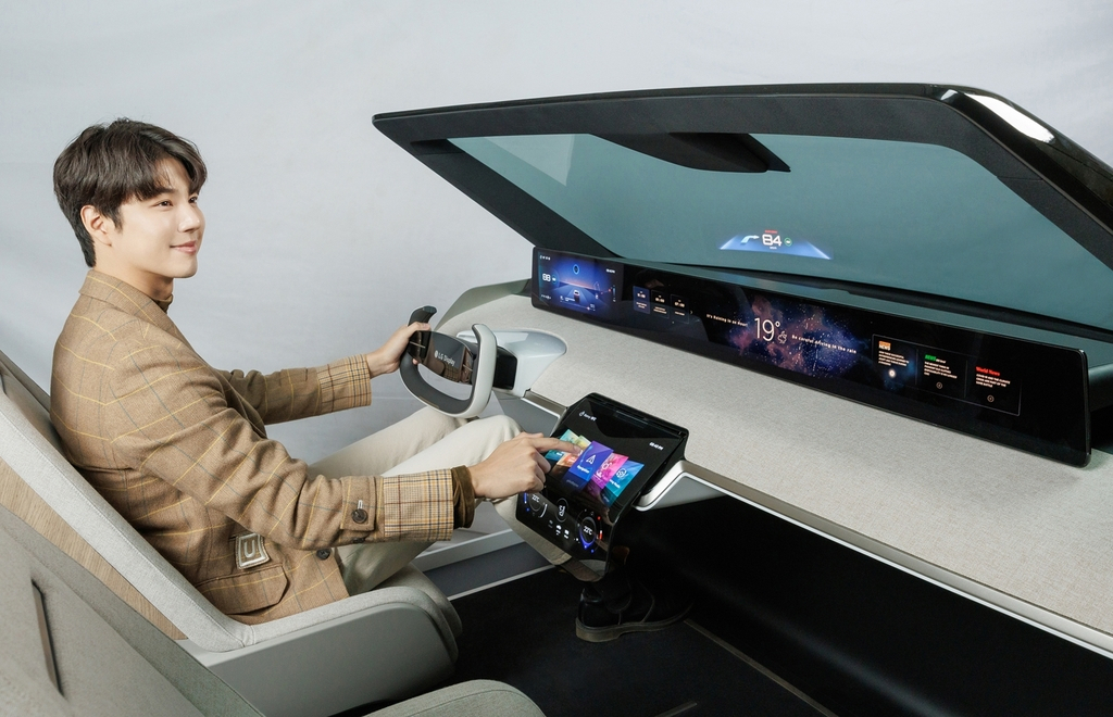 The photo shows an automotive display product by LG Display Co. (LG Display Co.)