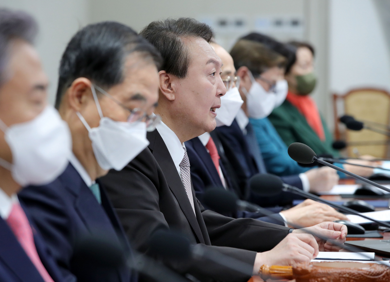 윤석열 대통령이 3일 서울 용산 대통령실 청사에서 열린 올해 첫 국무회의에서 발언하고 있다. [연합]