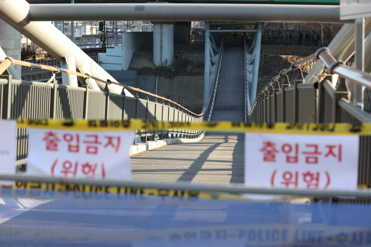 3일 오전 서울 영등포구 도림동과 신도림역을 잇는 도림보도육교가 내려앉아 진입이 통제되고 있다. [연합]
