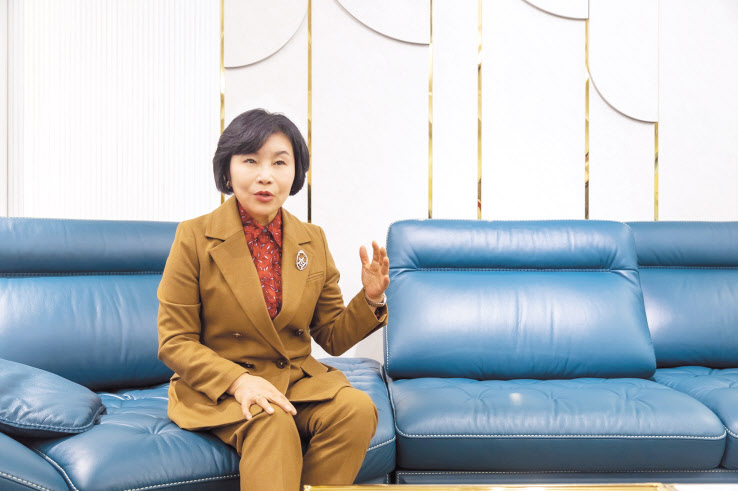 최근 경기도 남양주시 자코모 본사 쇼룸에서 만난 박경분 대표가 소파 1위 기업의 비결을 말하고 있다. [자코모 제공]