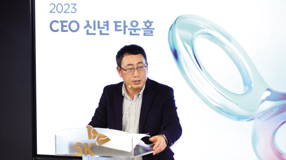 유영상 SK브로드밴드 사장이 SK브로드밴드 본사에서 열린 타운홀 미팅에서 구성원들과 대화하고 있다. [SK브로드밴드 제공]