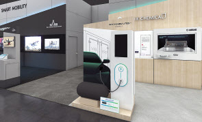 CES 2023 서울관 내 롯데케미칼 전시 제품들의 모습. [롯데케미칼 제공]