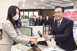 이성희(오른쪽) 농협중앙회장이 2일 서울 중구 농협은행 본점영업부를 방문해 고향사랑 기부금을 납부한 후 NH고향사랑기부 금융상품에 가입하고 있다. [농협중앙회 제공]