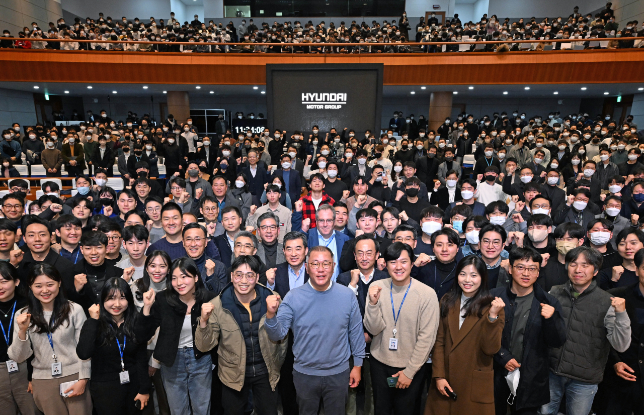 신년회 자리에서 정의선 현대차그룹 회장이 임직원과 기념촬영을 하고 있다. [현대차그룹 제공]