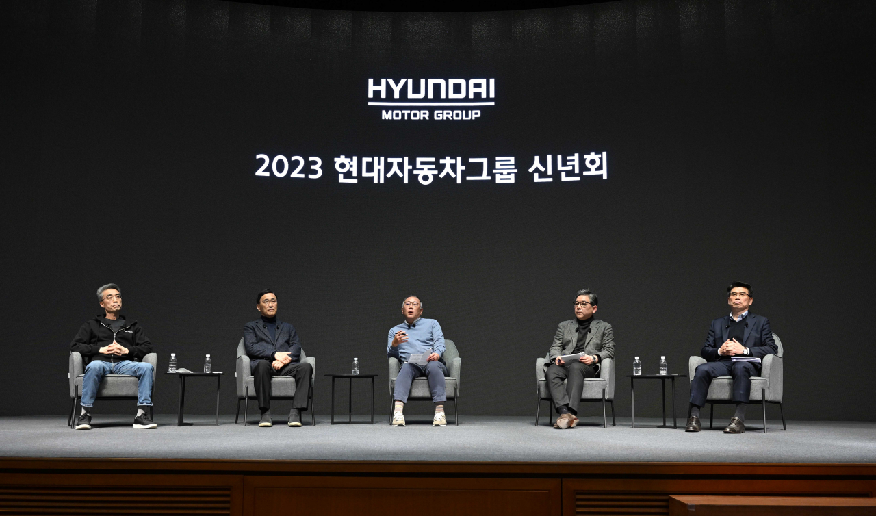 송창현(왼쪽부터) TaaS본부 사장, 박정국 연구개발본부 사장, 정의선 현대차그룹 회장, 장재훈 현대차 사장, 송호성 사장이 질의에 답하고 있다. [현대차그룹 제공]