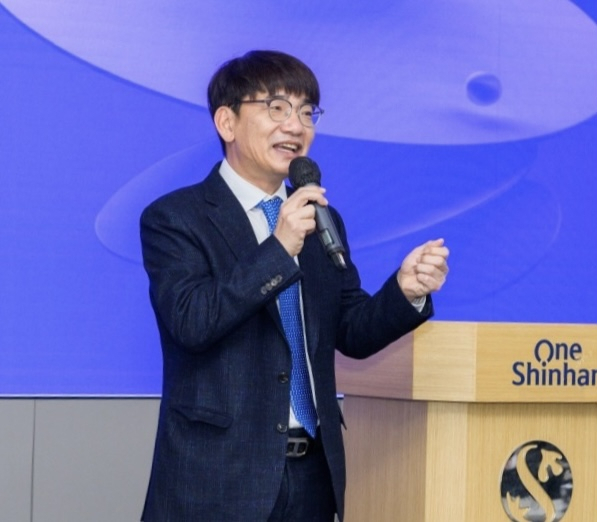신한라이프 이영종 사장이 3일 서울 중구 소재 신한라이프 본사 대강당에서 열린 ‘Team LIFE 2023 발대식’에서 취임 인사와 함께 비전을 발표하고 있다. [신한라이프 제공]