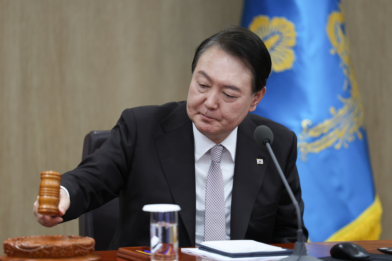 윤석열 대통령이 3일 서울 용산 대통령실 청사에서 열린 올해 첫 국무회의에서 개회 선언을 하고 있다. [연합]