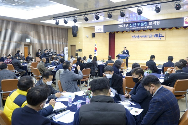 노관규 순천시장이 3일 시청 대회의실에서 신년 기자회견을 열고 있다.
