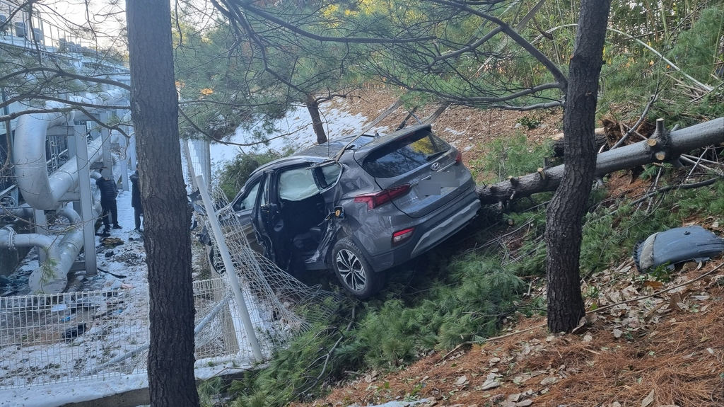 광주시청사 돌진한 SUV[연합]