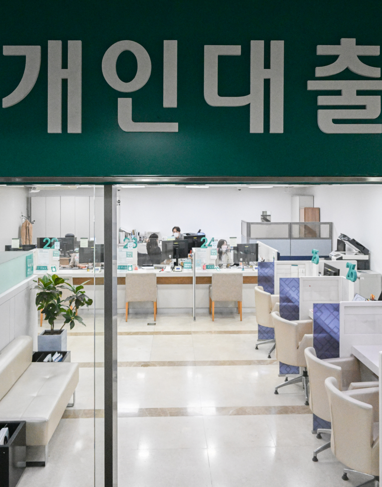 최근 금리가 급격히 상승하며 가계대출 이자부담이 증가하고 있다. 12일 서울 중구 명동 하나은행에서 직원들이 개점을 준비하고 있는 가운데 개인대출 안내문이 붙어 있다. 임세준 기자