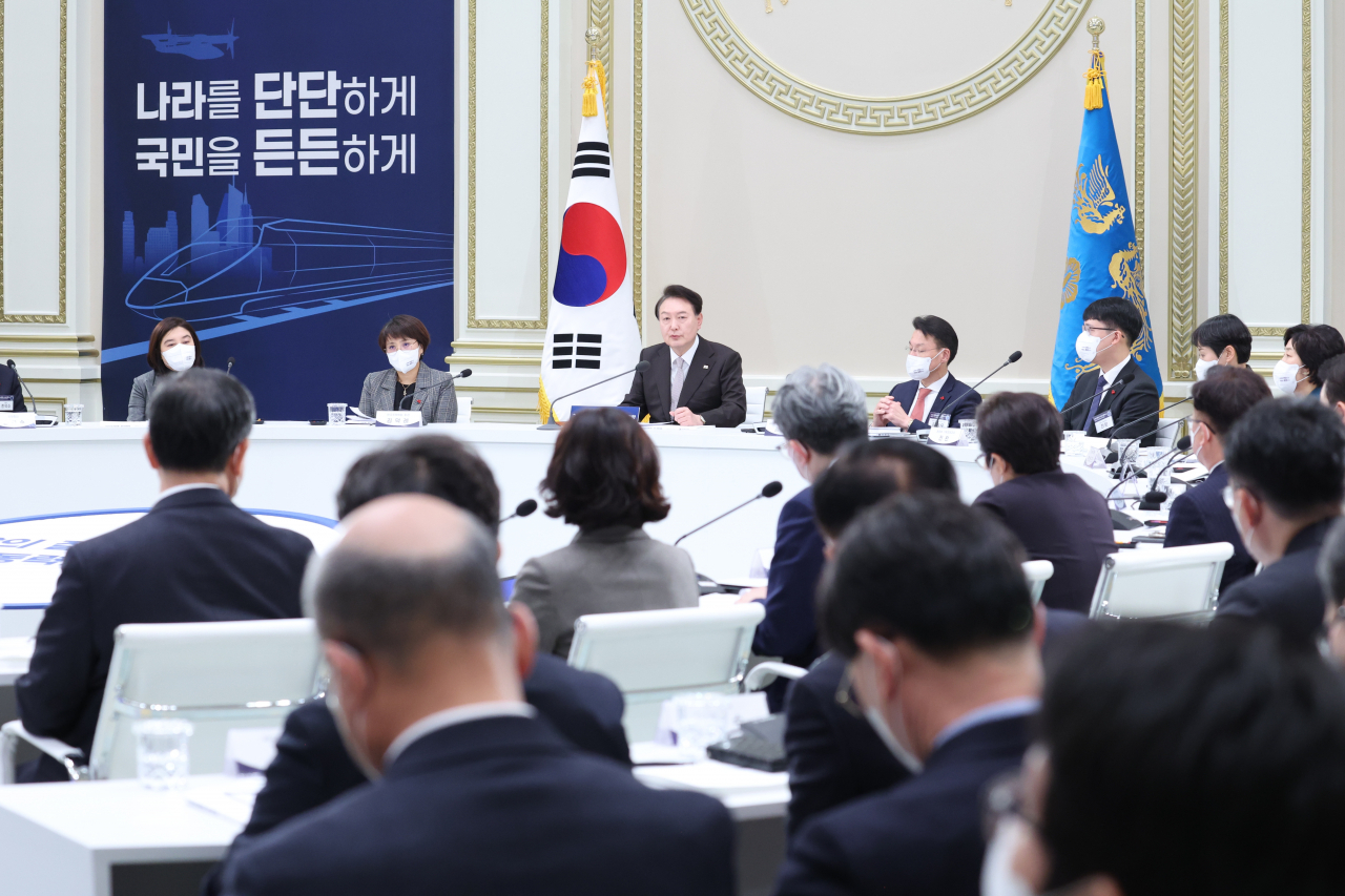 윤석열 대통령이 3일 오후 청와대 영빈관에서 열린 2023년 국토교통부-환경부 업무보고에서 발언하고 있다. [연합]