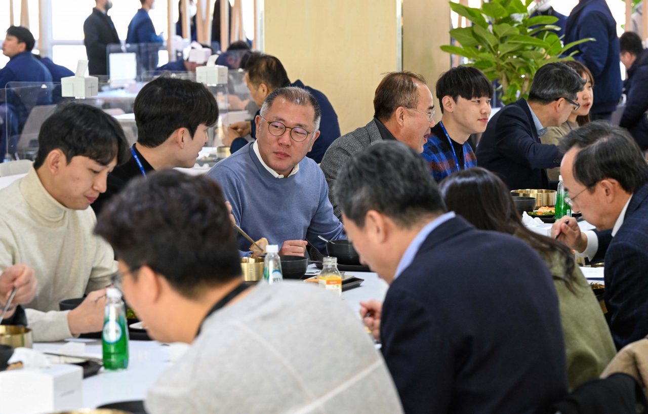 3일 현대차그룹 신년회가 끝난 뒤 정의선 회장이 사내식당에서 직원들과 점심을 함께 하며 대화를 나누고 있다. [현대차그룹 제공]