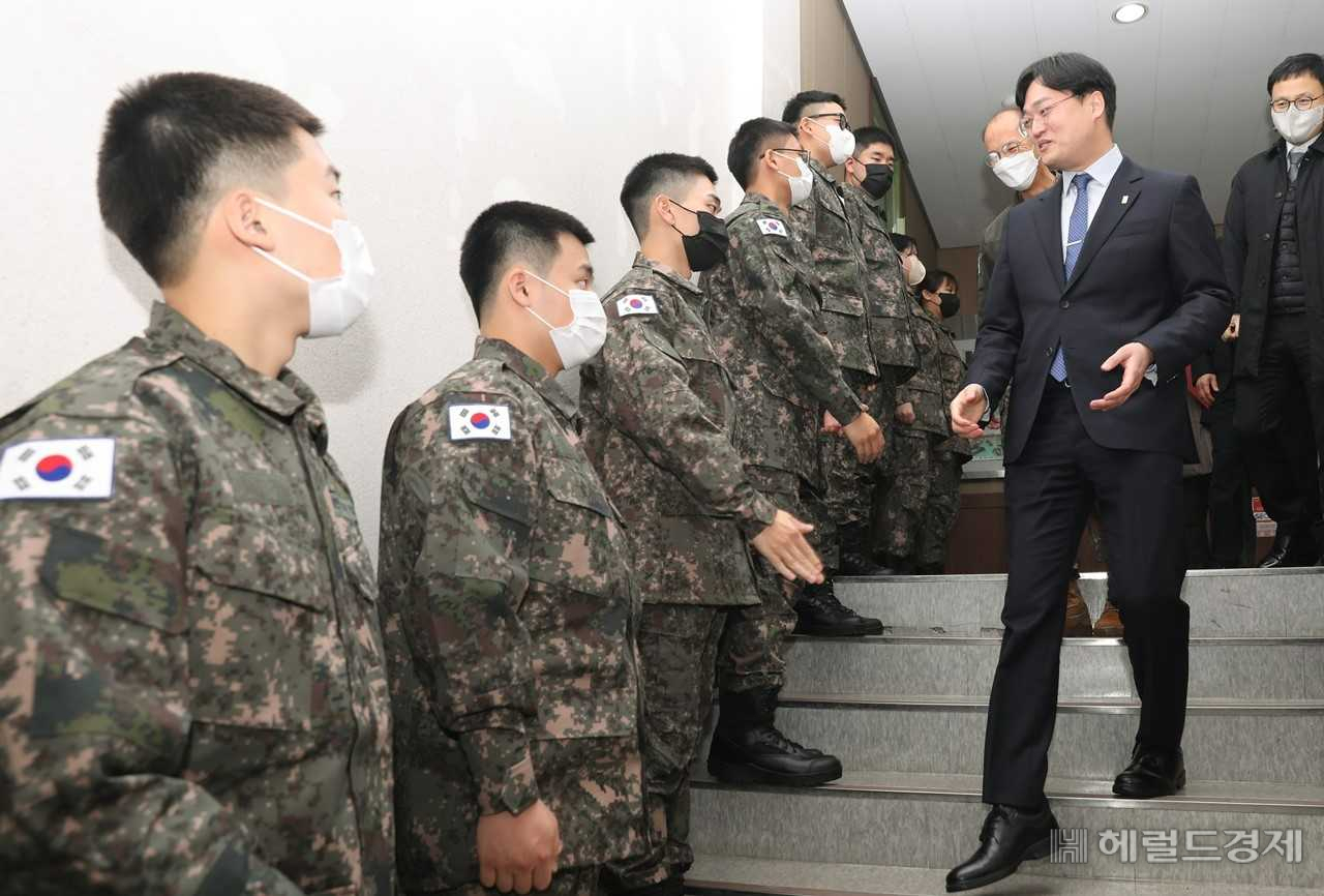 광주대학교(총장 김동진) 학생군사교육단은 육군학생군사학교가 주최한 2022년도 연말 우수부대 선발에서 최정예학군단으로 선정됐다.