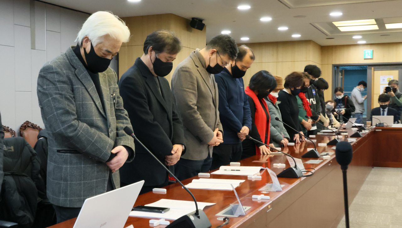 3일 오전 국회 의원회관에서 10.29 이태원 참사 유가족협의회와 10.29 이태원 참사 시민대책회의 및 진선미·장혜영·용혜인 의원 주최로 열린 국정조사 기간연장 촉구 기자브리핑에서 이태원 참사 유가족 등 참석자들이 희생자의 넋을 기리며 묵념하고 있다. 연합뉴스