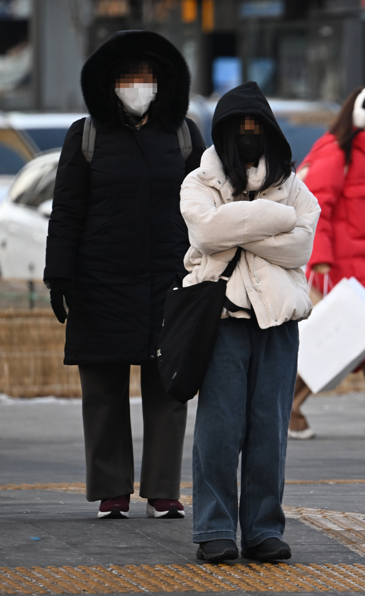 연일 한파가 이어지고 있는 가운데 19일 서울 종로구 광화문사거리에서 시민들이 한파에 대비해 두꺼운 외투를 입고 거리를 지나고 있다. 기상청에 따르면 경기·강원·충남·충북·전북·경북 등 전국 대부분 지역에 한파경보가 내려져 있고, 서울·인천·대전·대구·세종은 한파주의보가 발효된 상황이다. 임세준 기자