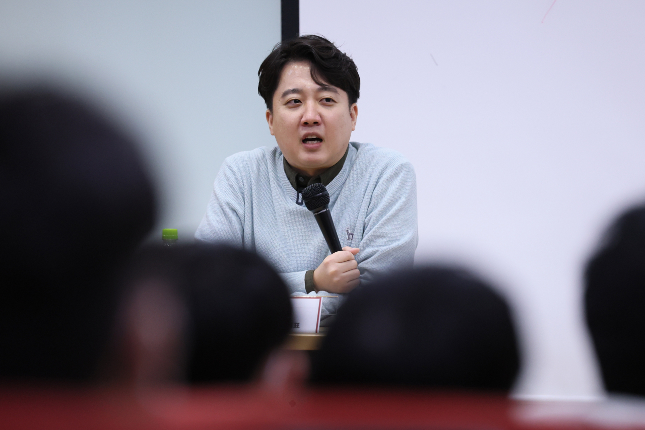 국민의힘 이준석 전 대표가 22일 오후 서울 성북구 고려대학교정경관에서 정치외교학과 '한국현대정치사상' 주최로 열린 특별 강연 '보수주의의 길을 묻다'에서 패널들의 질문에 답하고 있다. [연합]