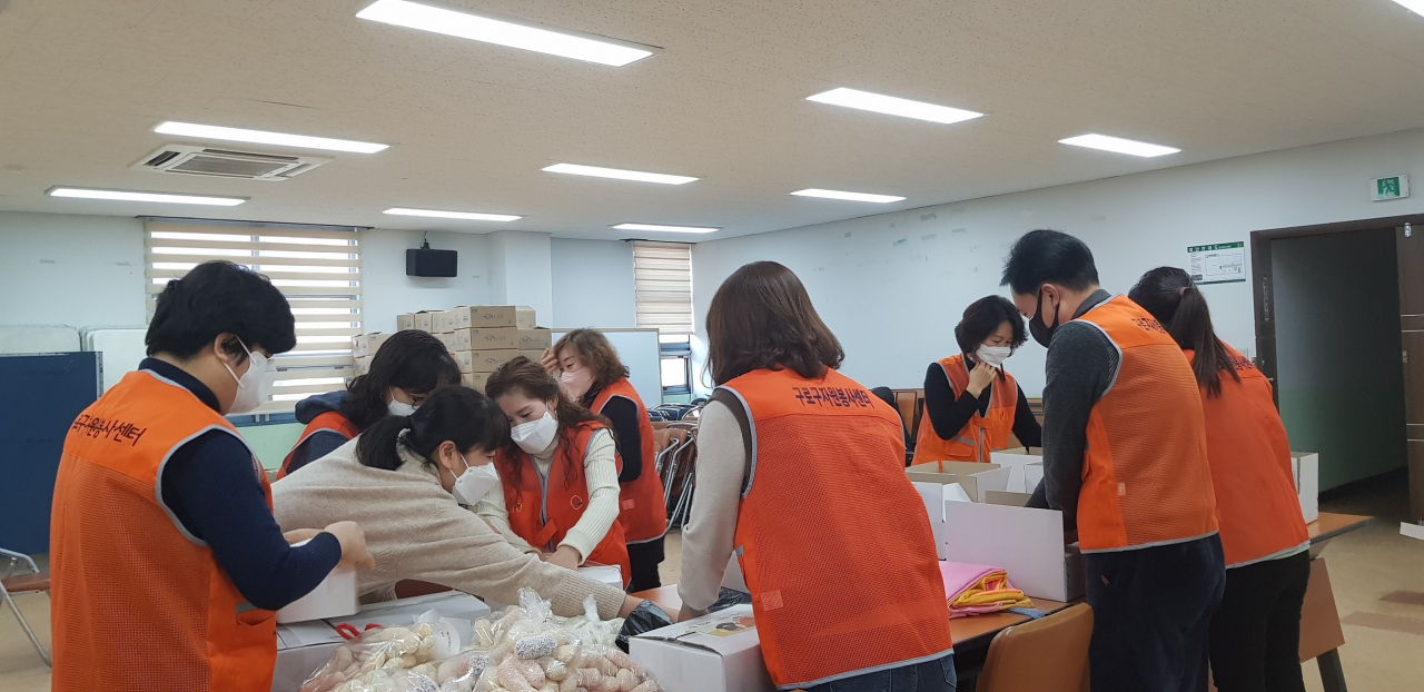 구로구 봉사단체가 4일 명절음식을 나누고 있다. [구로구 제공]
