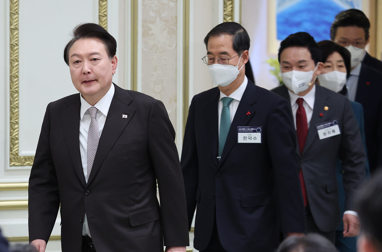 윤석열 대통령이 3일 오후 청와대 영빈관에서 열린 2023년 국토교통부-환경부 업무보고에 입장하고 있다. [연합]