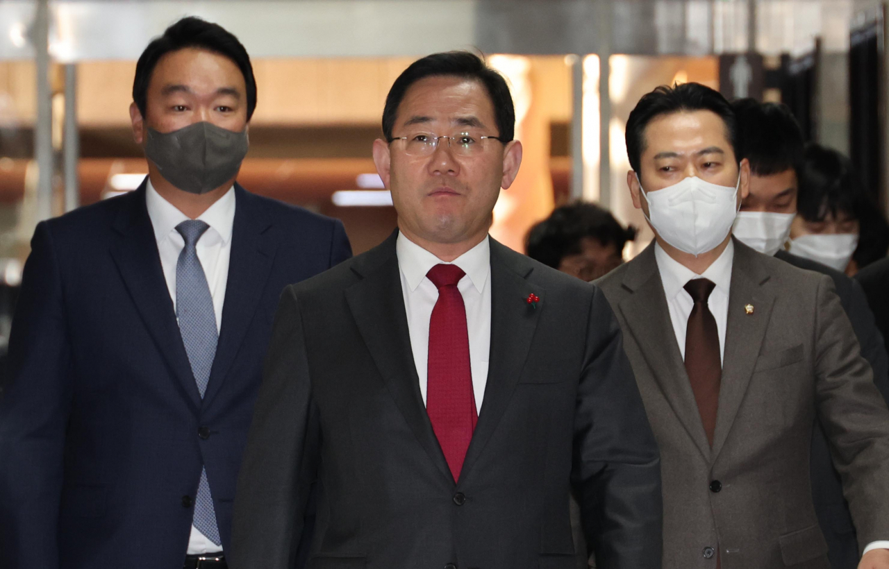 주호영 국민의힘 원내대표(가운데)와 정개특위위원인 정희용(왼쪽), 장동혁 의원(오른쪽)이 4일 오전 서울 여의도 국회에서 열린 국민의힘 원내대표-정개특위위원 선거구제 개편 관련 비공개 긴급회의에 참석하고 있다. [연합]