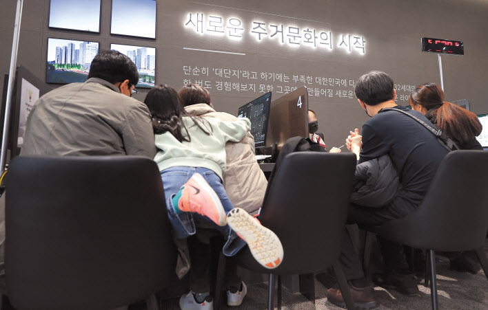 정부가 지난 3일 대대적인 부동산 규제 완화책을 발표하자 침체됐던 분양 시장에 일대 긍정적인 분위기가 감돌고 있다. 지난달 서울 강동구 둔촌동에 마련된 둔촌주공아파트 견본주택에서 상담을 받고 있는 방문객들. [연합]