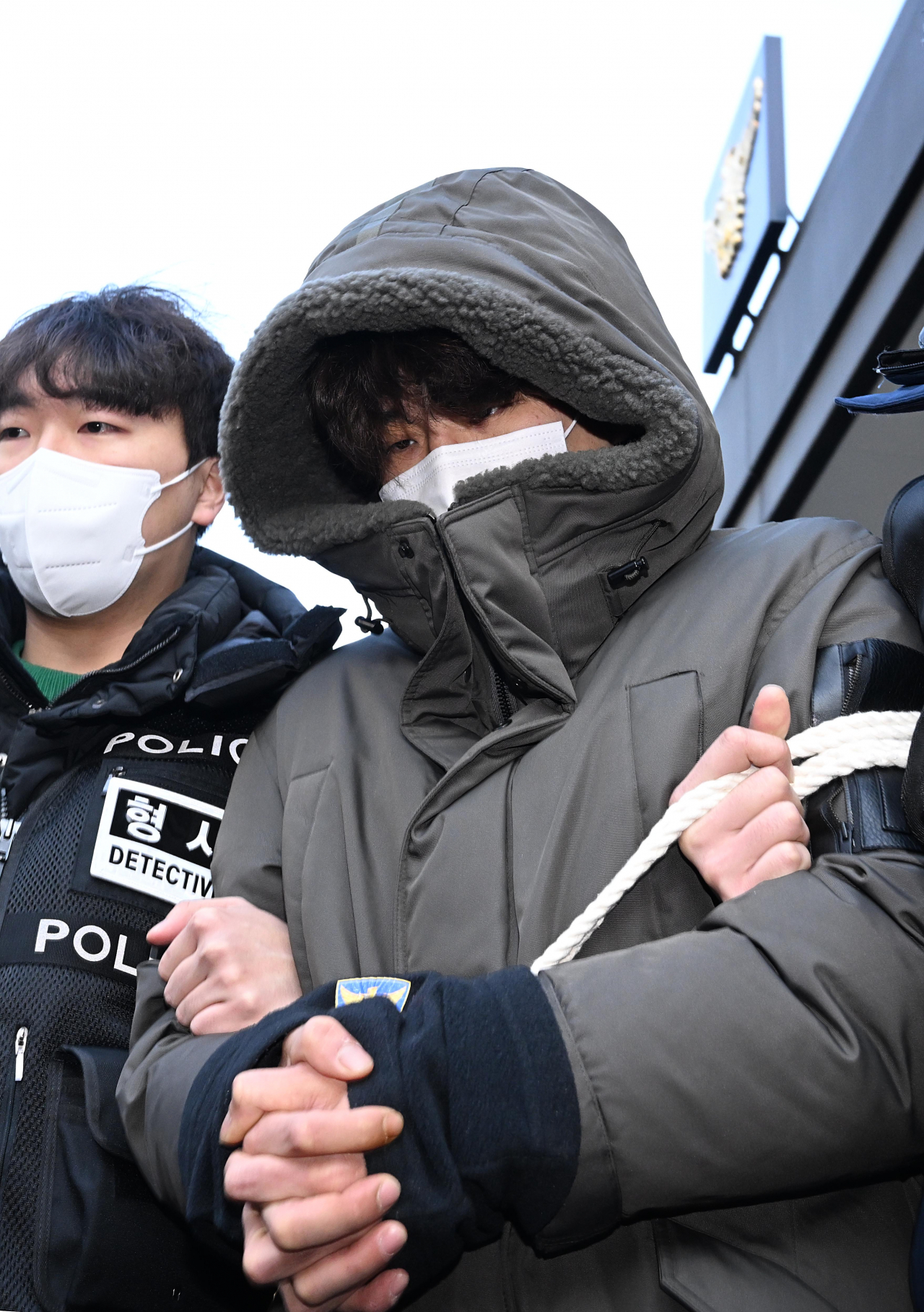 동거녀와 택시기사를 살해한 혐의로 구속된 이기영이 4일 경기도 고양시 일산동부경찰서에서 검찰로 이송되고 있다. [고양=임세준 기자]