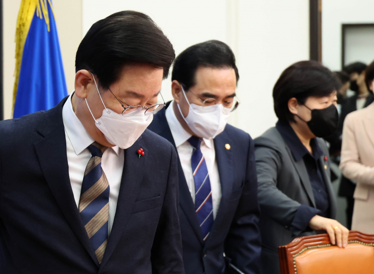 더불어민주당 이재명 대표(왼쪽부터)와 박홍근 원내대표, 서영교 최고위원이 4일 국회에서 열린 최고위원회에 참석하고 있다. 연합뉴스