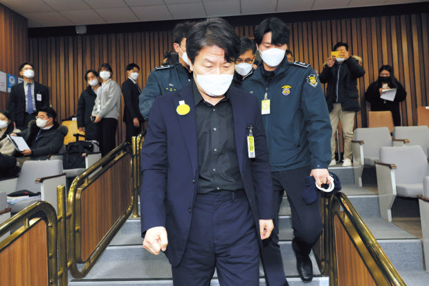 윤희근 경찰청장(위쪽)과 구속 중인 이임재 전 용산경찰서장이 4일 오전 국회에서 열린 ‘이태원 참사 국정조사 특별위원회’의 1차 청문회에 출석하고 있다. [연합]