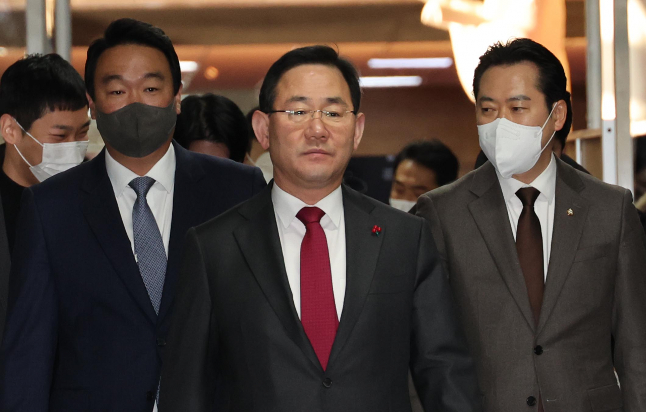 주호영 국민의힘 원내대표(가운데)와 정개특위위원인 정희용(왼쪽), 장동혁 의원(오른쪽)이 4일 오전 서울 여의도 국회에서 열린 국민의힘 원내대표-정개특위위원 선거구제 개편 관련 비공개 긴급회의에 참석하고 있다. [연합]