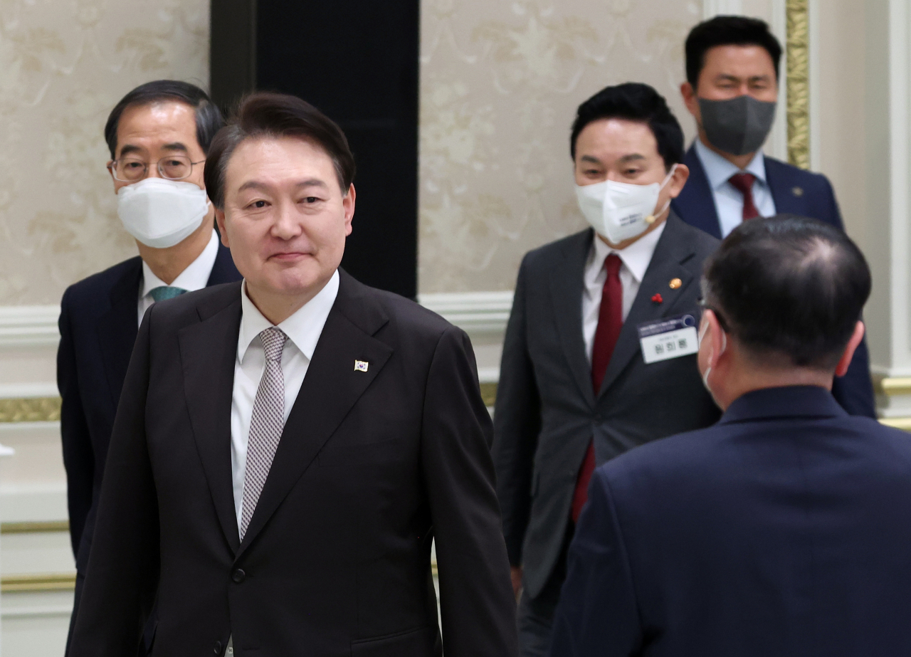 윤석열 대통령이 3일 오후 청와대 영빈관에서 열린 2023년 국토교통부-환경부 업무보고에 입장하고 있다. [연합]