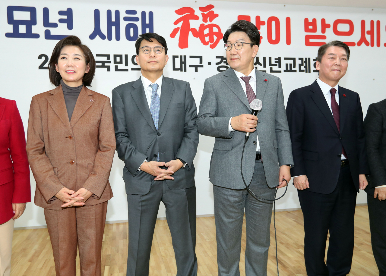 2일 오후 국민의힘 대구시당에서 열린 2023년 국민의힘 대구·경북 신년교례회에서 왼쪽부터 나경원 저출산고령사회위원회 부위원장, 윤상현 의원, 권성동 의원, 안철수 의원이 당원들에게 인사를 하려 하고 있다. [연합]