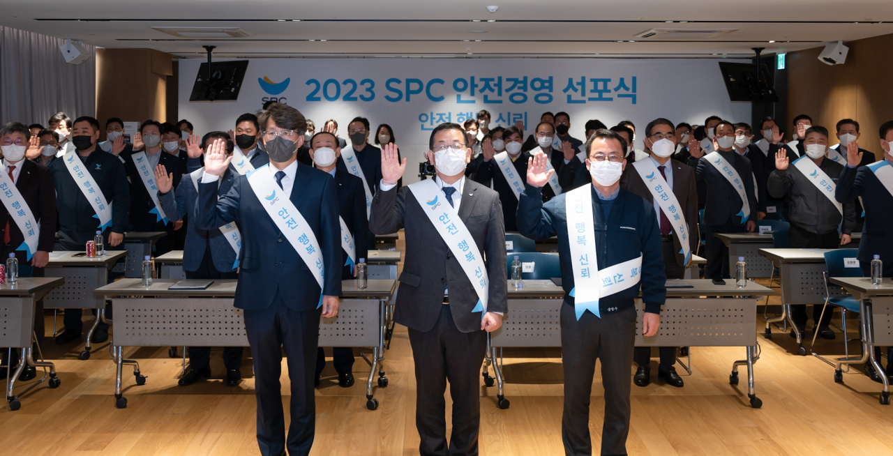 4일 서울 양재동 SPC본사에서 진행된 안전경영선포식에서 (왼쪽부터) 장인문 파리바게뜨 가맹점주협의회장, 이명욱 파리크라상 대표, 송영수 파리크라상 노조수석부위원장을 비롯한 참가자들이 SPC 안전경영헌장 선언을 하고 있다.[SPC 제공]