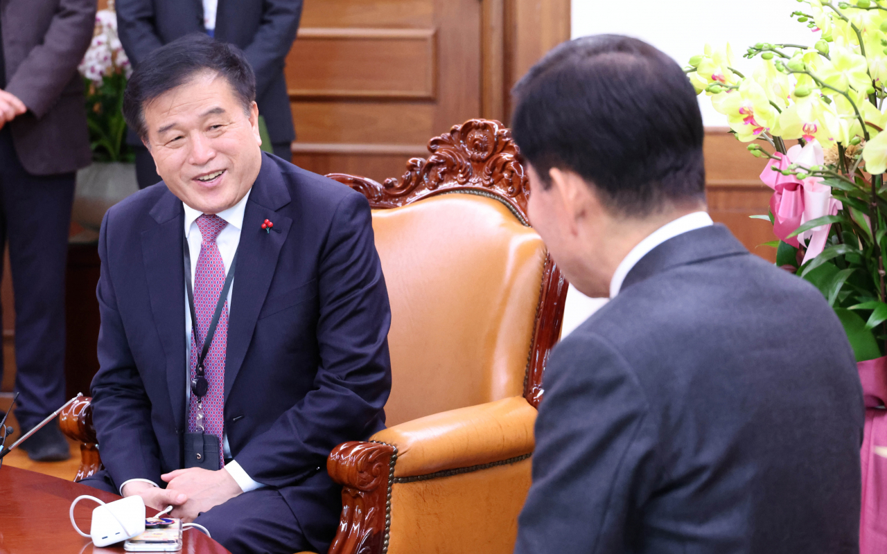 김진표 국회의장이 4일 오후 윤석열 대통령의 신년 축하난을 가지고 국회 의장실을 방문한 이진복 정무수석과 대화하고 있다. [연합]