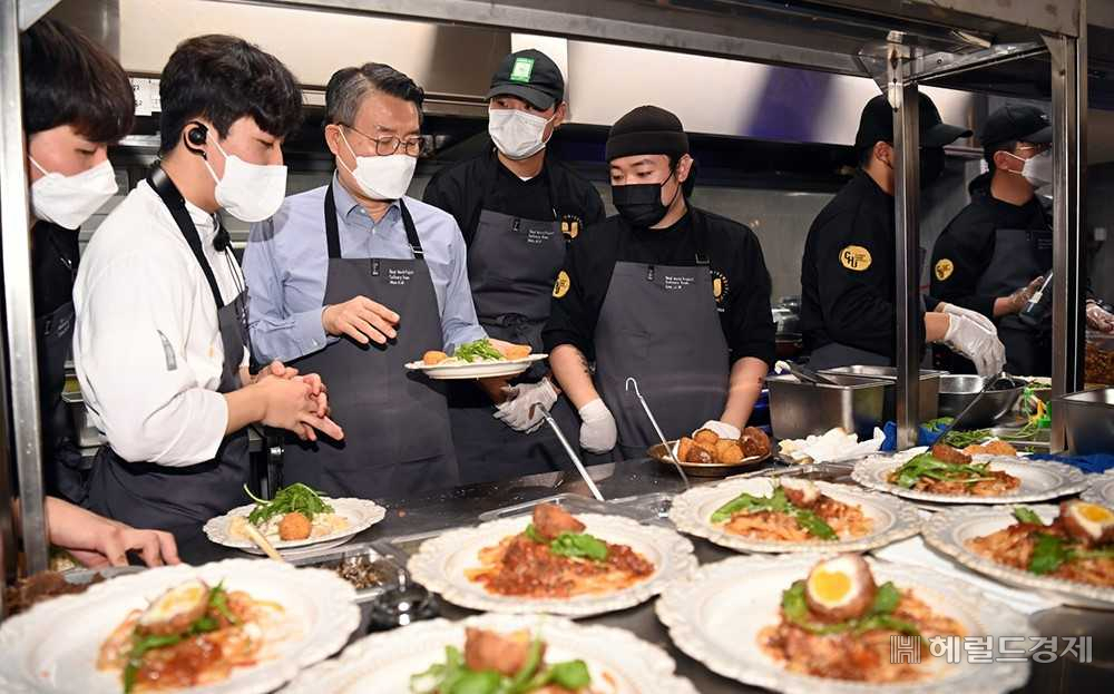 ‘2022 리얼월드 프로젝트’는 외식조리학과 재학생들에게 현장실무에 필요한 모든 전공 직무를 직접 경험하며 실무역량을 극대화하기 위해 마련됐다.